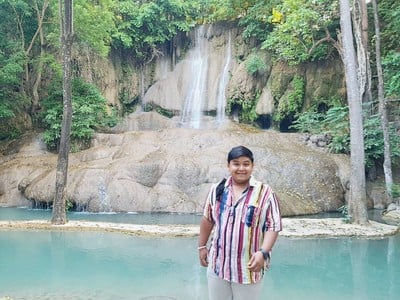 ควรจะเก็บภาพไว้ว่ามีเพียงแค่เราและน้ำตกไทรโยคน้อยเป็นฉากหลัง