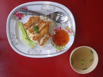 ข้าวมันไก่สะโพกกรอบ