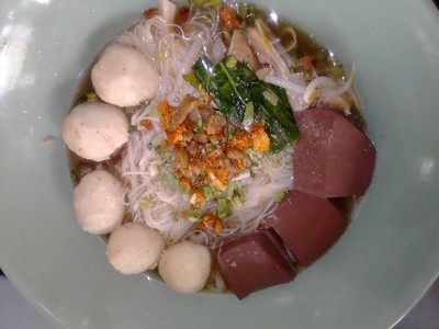 ก๋วยเตี๋ยวไก่ลูกชิ้น
