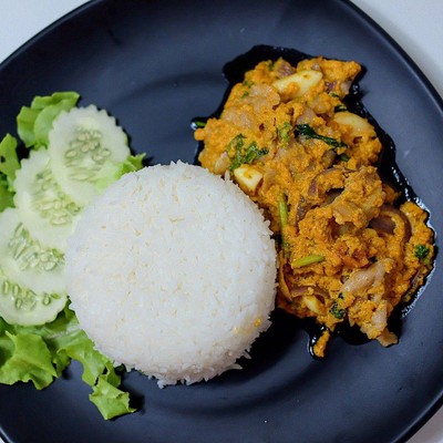 ข้าวราดไก่ผัดผงกะหรี่