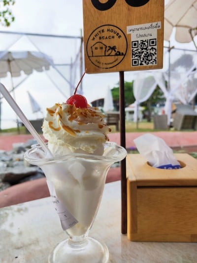 เมนูของร้าน White House Beach café and restaurant