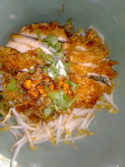 ก๋วยเตี๋ยวแห้งไก่กรอบ