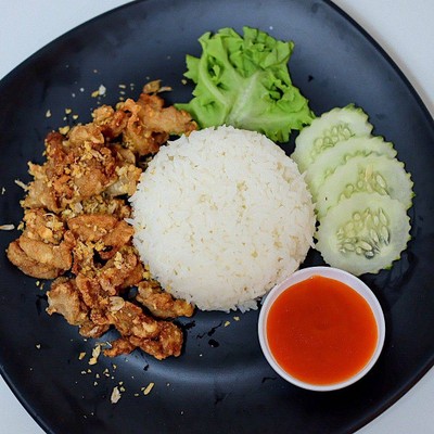 ข้าวราดหมูทอดกระเทียม