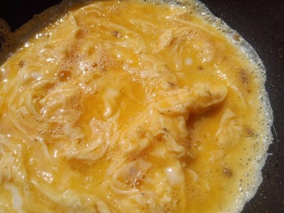 วิธีทำ ข้าวไข่ข้น กุ้งหมึกผัดกระเทียมพริกไทย 🧄