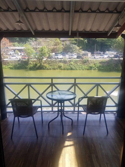 เป็นชุดนั่งเล่นริมระเบียงของห้องเราที่ใช้งานได้คุ้มมากๆ