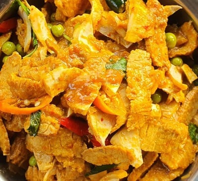 เขียวหวานผัดแห้งหมูย่างกะลามะพร้าวราดข้าว