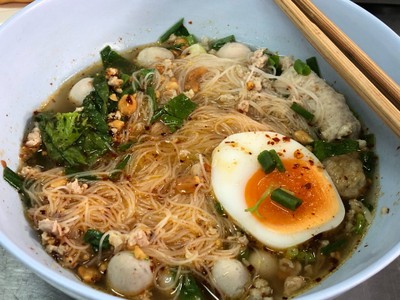 ก๋วยเตี๋ยวต้มยำลูกชิ้นปลากราย