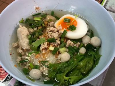 ก๋วยเตี๋ยวต้มยำลูกชิ้นปลากราย