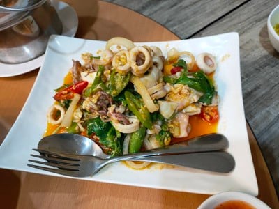 ปลาหมึกผัดไข่เค็ม(กลาง)