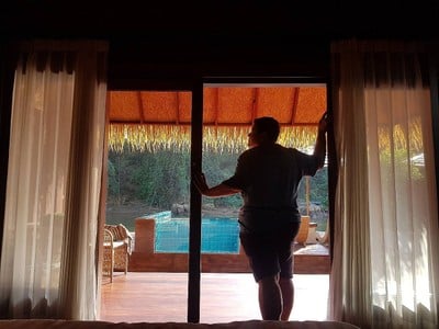 ขอยืนแทรกตัวเป็นแบบให้ตากล้องถ่ายบ้าง 