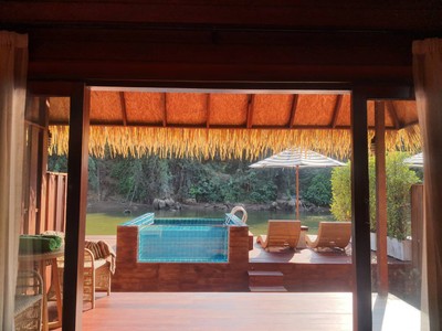 ถ่ายสระส่วนตัวของห้องจากมุมมองภายในห้อง