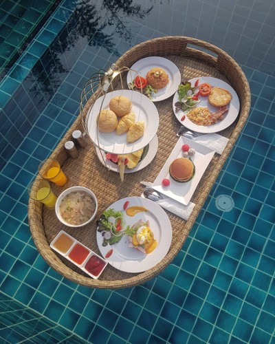 หน้าตามื้อเช้านี้ของเรา #Floatingbreakfast 