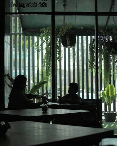 มีเด็กมาทานอาหารและนั่งอ่านหนังสือแบบสบายๆ 