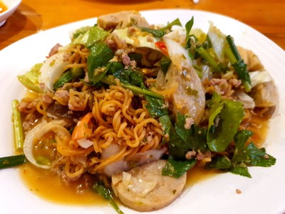 ยำมาม่าหมูสับ+หมูยอ