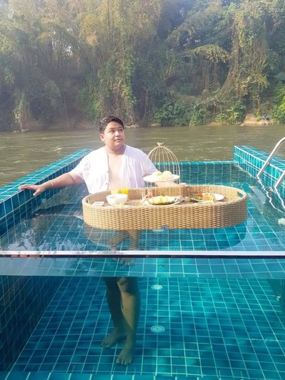 ถ่ายจากมุมด้านในวิลล่าให้เห็นบรรยากาศริมน้ำกินบ้าง