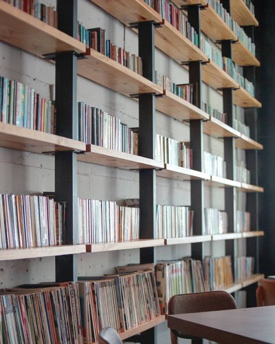 หนังสือเยอะสมชื่อ Library Cafe'