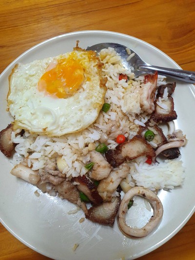 ข้าวหมูกรอบกับทะเลคั่วพริกเกลือ