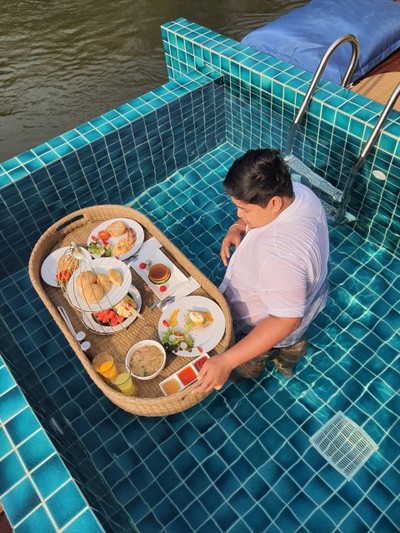 ที่มาของการลากอาหารลงไปกินในน้ำ