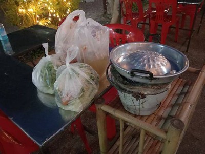 ชุดหมูกระทะชุดใหญ่ประกอบไปด้วย หมู-สามชั้น กุ้ง หมึก ตับ ไก่ ปูอัด หมึกกรอบ