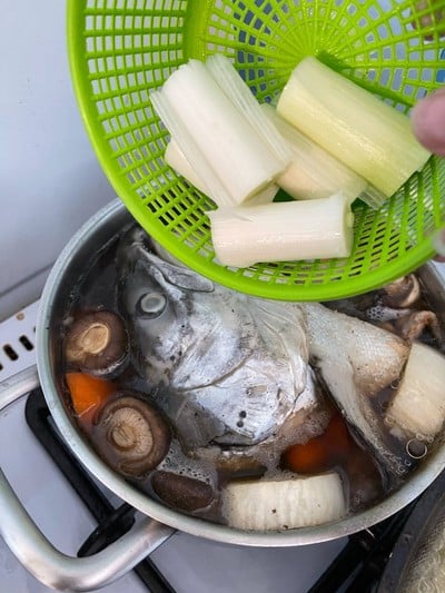วิธีทำ หัวปลาแซลมอนต้มซีอิ้วสไตล์ญี่ปุ่น 