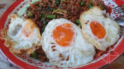 โคตรกระเพรา+ไข่ดาว 3 ฟอง : ไข่ดาวแบบสุกกำลังดีใช้ได้ ไม่อมน้ำมัน ดีใช้ได้