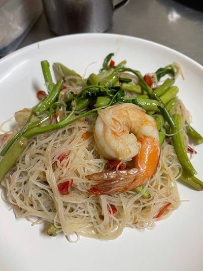 หมี่ผัดกระเฉดกุ้ง