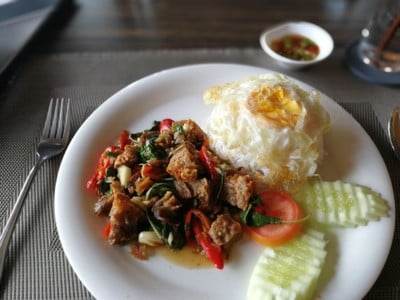 กระเพราหมูกรอบ ไข่ดาว ราดข้าว