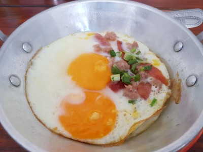 ไข่กะทะ+กุนเชียง+หมูสับ