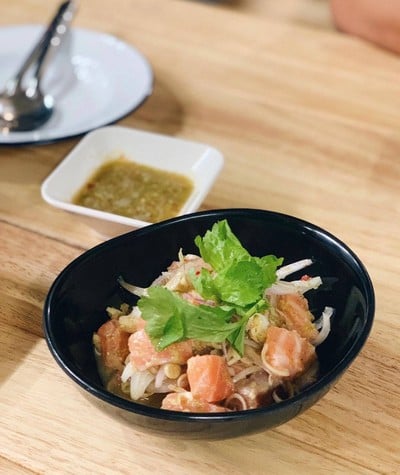 ยำปลาแซลมอน•