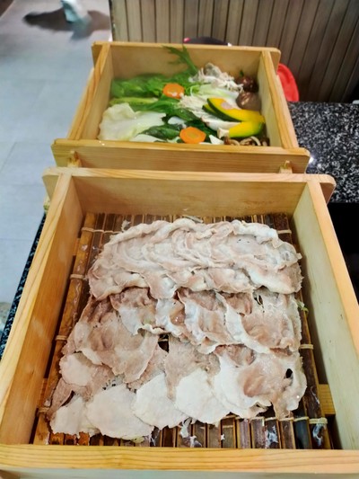 สุกี้นึ่งคุโรบูตะ 300 กรัม + ผักนึ่ง