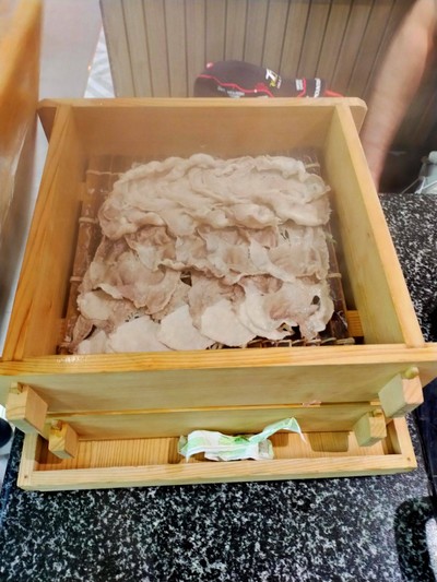 ชุดสุกี้นึ่งคุโรบูตะ 300 กรัม + ผักนึ่ง