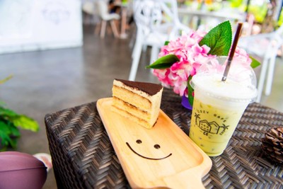 เค้กทีรามิสุ & ชาเขียวเย็นแสนอร่อย