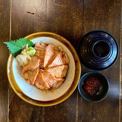 ข้าวหน้าแซลม่อนเบิร์นไฟ