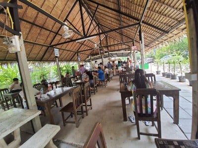 บรรยากาศ ขนมจีนบุฟเฟ่ต์ สวนผัก