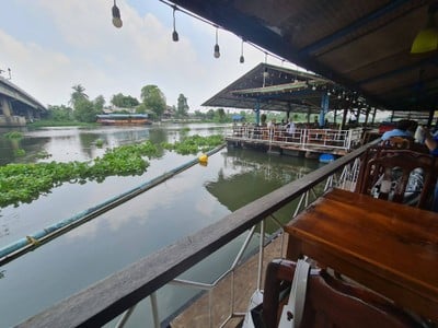 บรรยากาศ ร้านอาหารไทยแพแม่น้ำ  นครชัยศรี