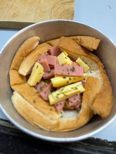 วิธีทำ Egg & Bologna cup ไข่กับบาโลนาในถ้วยขนมปัง วิธีทำ Egg & Bologna cup ไข่กับบาโลนาในถ้วยขนมปัง
