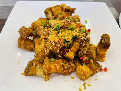 หมูกรอบคั่วพริกเกลือ