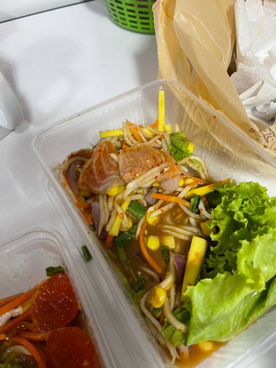 สิ่งแรกที่เปิดกล่องมาคือ กลิ่นเหม็นมาก พอลองกินปรากฎว่า แซลมอนคาวมาก ไม่เคยกินแซ