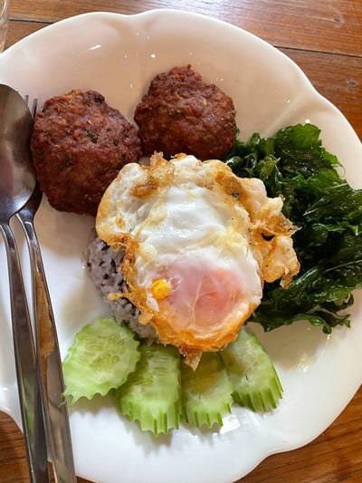 ข้าวกะเพราะหมูก้อน ไข่ดาว