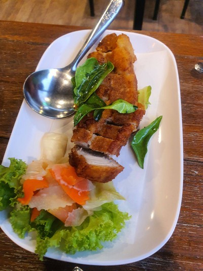 สามชั้นทอดน้ำปลา