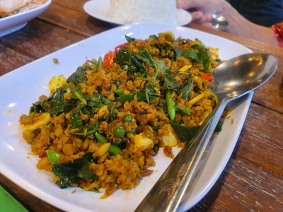 ซี่โครงหมูสับผัดใบยี่หร่า