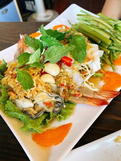 ยำสามแซ่บ