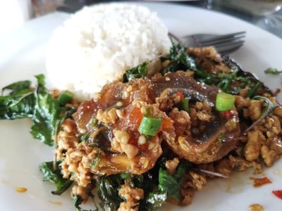 ผัดกระเพราไข่เยี่ยวม้า+ข้าว