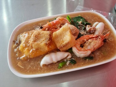 เส้นใหญ่ห่อไข่ราดหน้าทะเล