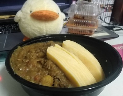 ข้าวหน้าแกงกะหรี่เนื้อไข่ม้วน