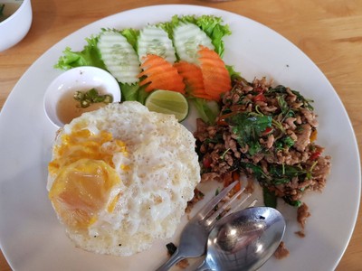 กระเพราหมูสับไข่ดาว