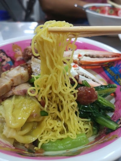 เมนูของร้าน บะหมี่เกี๊ยว เฮียจ๋ายดินแดง