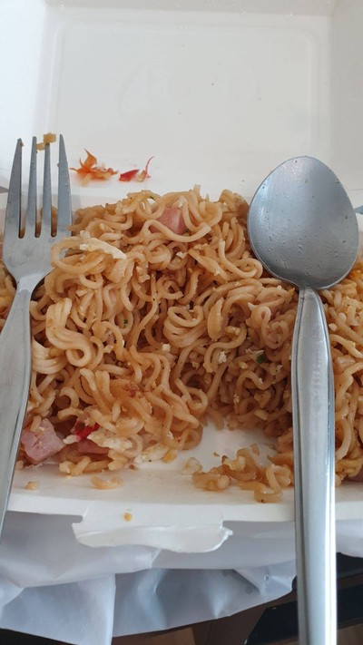 ผัดมาม่า ไข่ แฮม