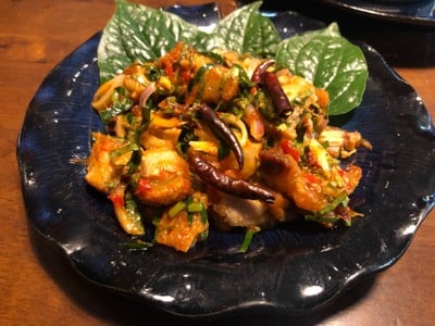 พล่าหมูกรอบ