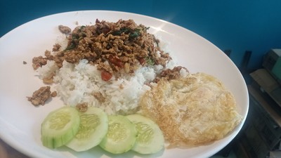 กระเพราถาดหมูสับ  ไข่ดาว น้ำซุป